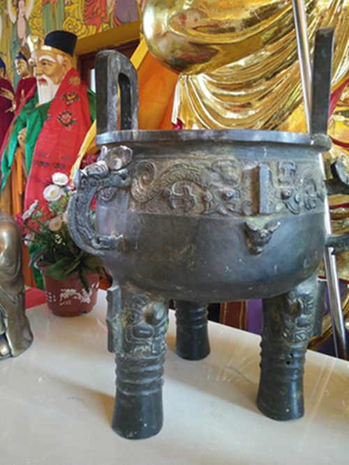 寺庙内神秘香炉